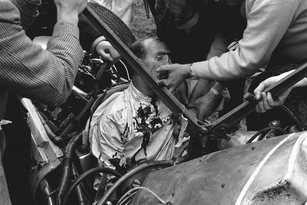 1962_a_baleset_amely_veget_vetett_stirling_moss_karrierjenek_a_brit_versenyzo_husvet_hetfon_a_goodwood_versenypalyan_szenvedett_balesetet_a_kepen_erovagoval_probaljak_kivagni_a_roncsbol_amibe_beszorult.jpg
