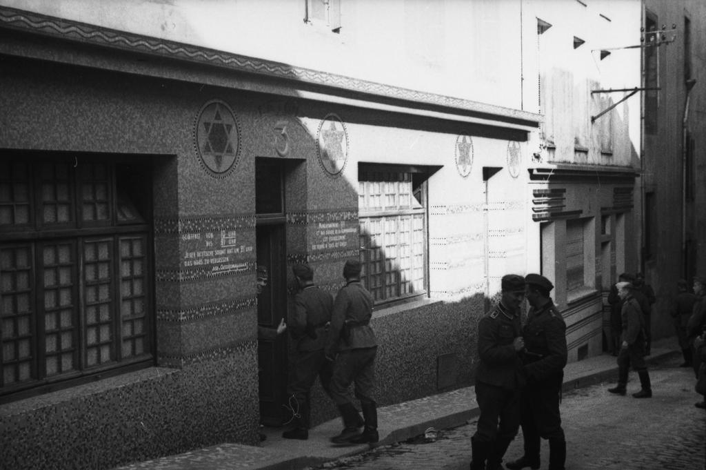 1940_german_soldiers_entering_a_soldatenbordell_in_brest_france_1940_the_building_is_a_former_synagog.jpeg