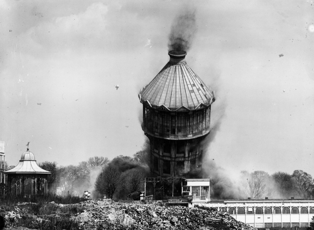 1941_a_londoni_kristalypalota_megmaradt_reszeit_bontjak_az_1936-os_pusztito_tuzvesz_utan.jpeg