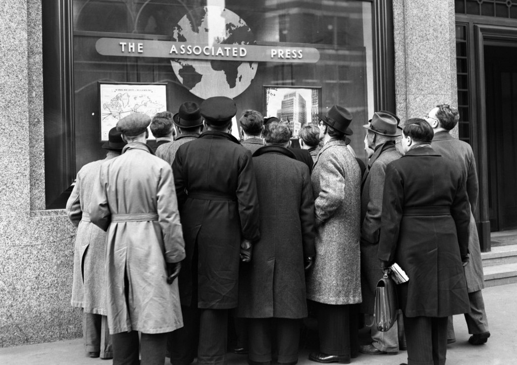 1952_februar_6_hirekre_ehes_londoniak_egy_brit_hirugynokseg_kirakatat_nezik_vi_gyorgy_kiraly_halalhirenek_bejelentesekor.jpeg