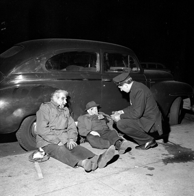 1953_new_york-i_rendor_tartoztatja_le_egy_karacsony_szentestei_verekedes_resztvevoit.jpeg