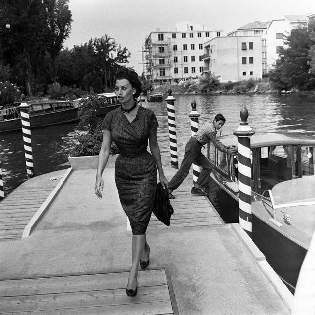 1958_sophia_loren_arrives_to_the_lido_film_festival_in_venice_italy.jpeg