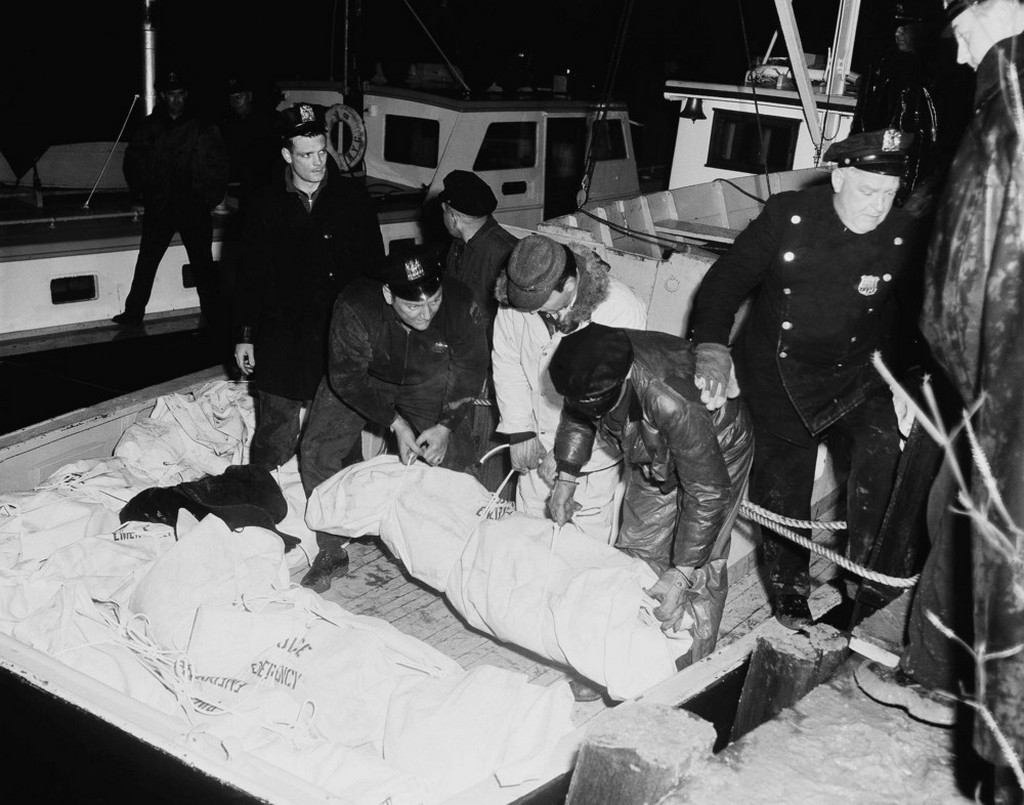 1959_februar_3_az_eros_kodben_rosszul_sikerult_leszallaskor_a_new_york-i_la_guardia_repuloter_kozeleben_a_vizbe_zuhant_es_darabokra_tort_repulogep_72_aldozatat_szallitjak_el_a_rendorseg_segitsegevel.jpeg