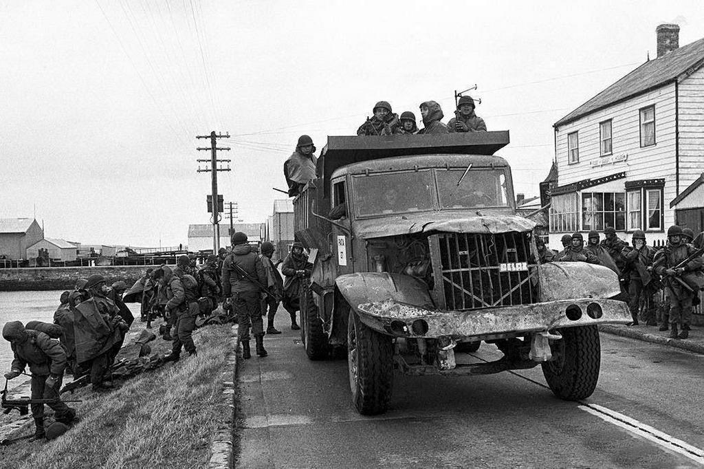 1982_argentine_military_on_a_soviet_belaz_dump_truck_during_the_war_for_the_falkland_islands.jpeg