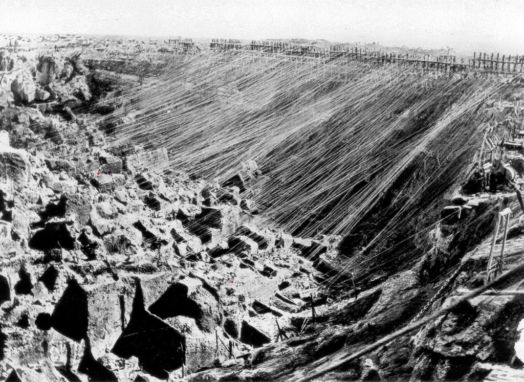 1870-es_evek_gyemantbanyak_del-afrikaban_kimberley_a_rengeteg_kotel_mind_egy-egy_vagathoz_tartozik_melyen_a_kibanyaszott_anyagot_lehetett_feljuttatni.jpg