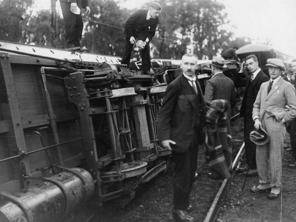 1920_eduard_walesi_herceg_a_kesobbi_viii_eduard_brit_kiraly_jobbra_szurkeben_a_serules_nelkul_meguszott_vonatbaleset_utan_ausztral_korutjan_perthtol_delre.jpg