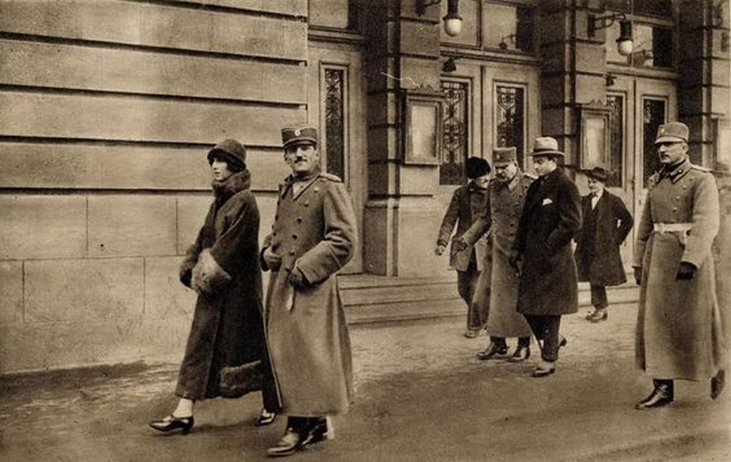 1924_i_sandor_jugoszlav_kiraly_es_maria_kiralyne_egy_belgradi_szinhazbol_tart_hazafele.jpg