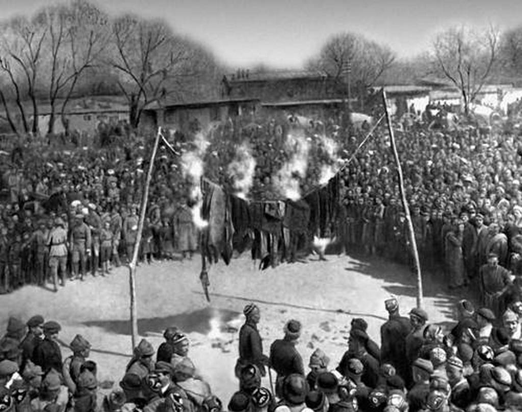 1927_marcius_8_burkak_egetese_egy_vallasellenes_tomegrendezvenyen_a_szovjetek_uralta_uzbeg_szocialista_koztarsasagban.jpeg