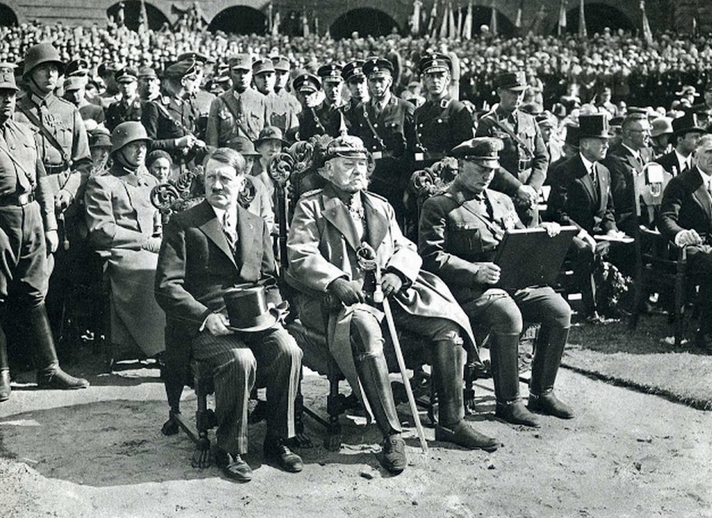 1933_adolf_hitler_paul_von_hindenburg_es_hermann_goring_a_tannenberg_elso_vilaghaborus_emlekmunel_tartott_unnepsegen.jpg