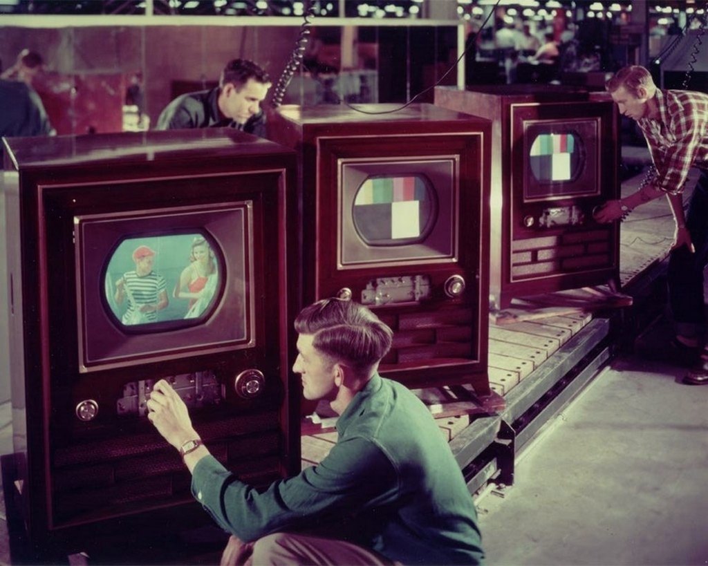 1954_rca_ct-100-as_szines_televiziok_keszulnek_az_rca_bloomingtoni_indiana_usa_gyaraban.jpg