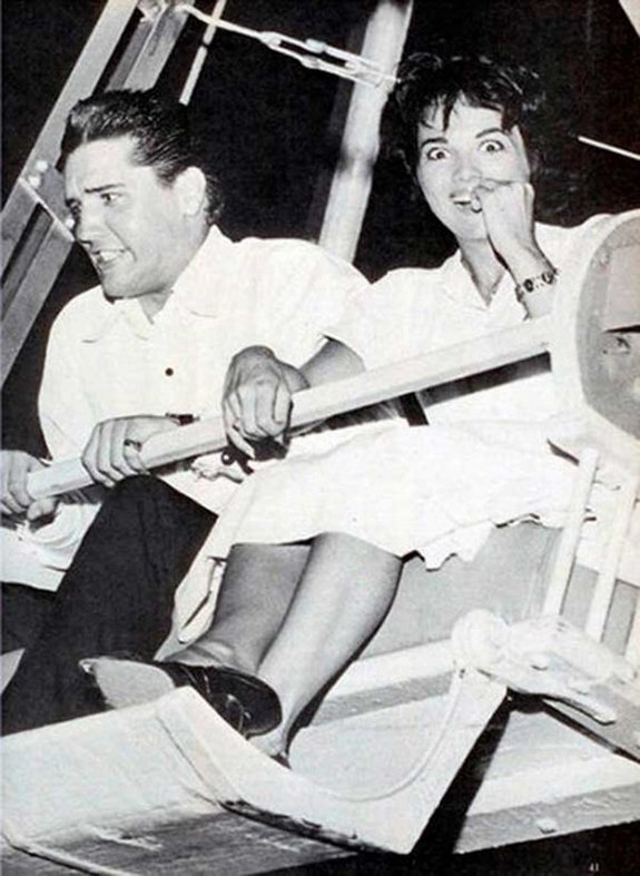 1960_elvis_presley_akkori_baratnojevel_anita_wooddal_egy_oriaskereken.jpg