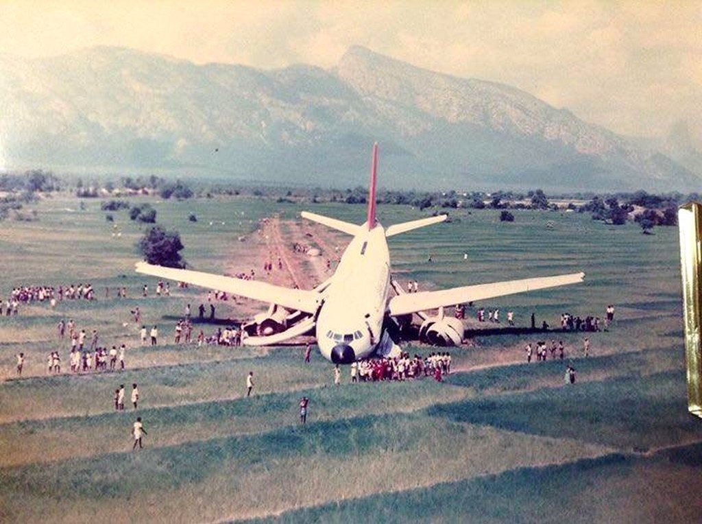 1993_az_indian_airlines_madrasbol_hyderabadba_tarto_440-es_jarata_szerencses_kenyszerleszallasa_utan_hyderabad_kozeleben_egy_mezon.jpg