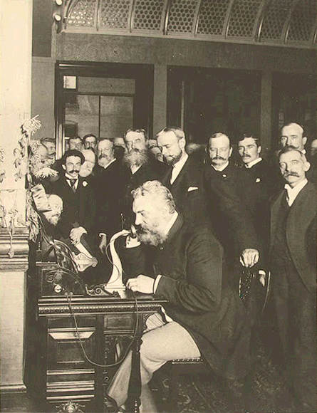 1892. Bell az első távolsági beszélgetést kezdeményezi New Yorkból Chicagóba..jpg