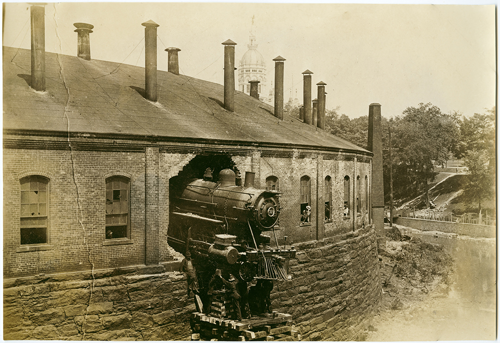 1905. New York, New Haven and Hartford Locomotive No. 321 crash through roundhouse.jpg