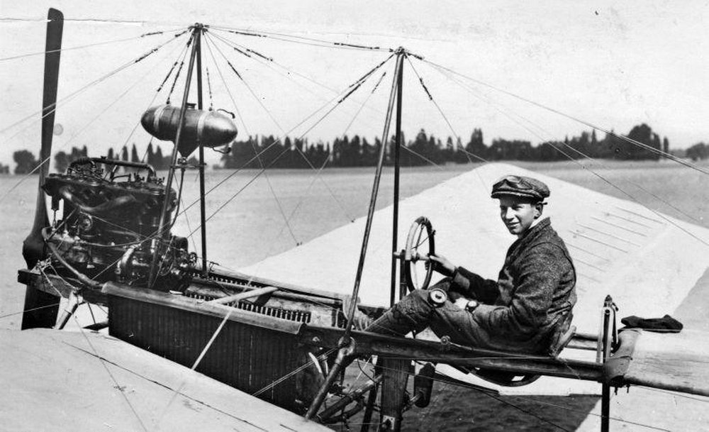 1911. A 21 éves Anthony Fokker a Pók nevű első repülőgépében, Hollandiában..jpg