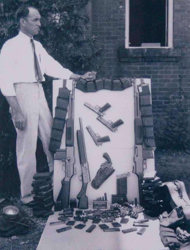 1934. A fegyverarzenál, amit Bonnie és Clyde autójában találtak a végzetes tűzharc után..jpg