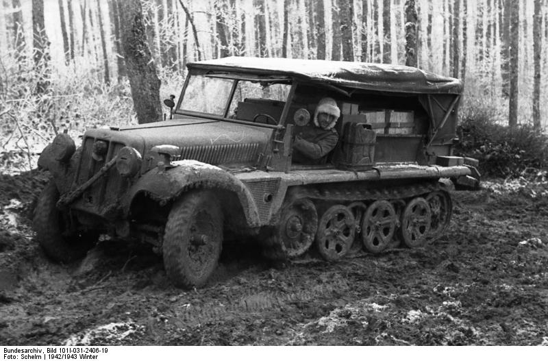 1942-43 tele. Német Sd Kfz 10-es féllánctalpas a szovjet sártengerben..jpg