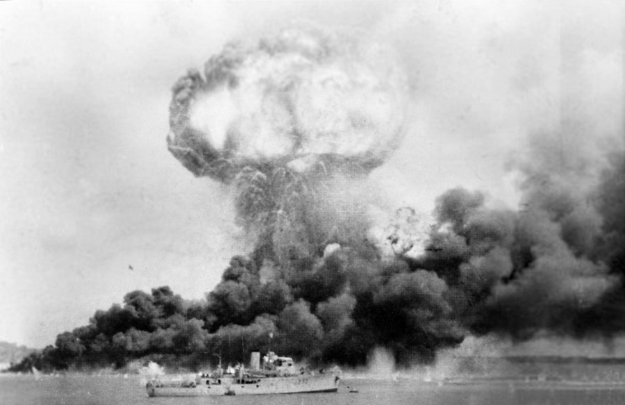 1942. Az ausztrál város Darwin japán bombázása..jpg