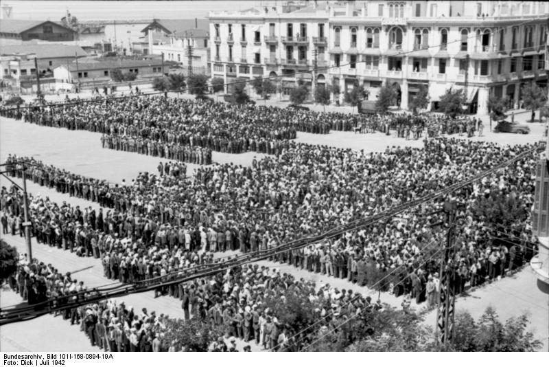 1942. július. Szaloniki teljes zsidó lakossága a deportálás napján..jpg