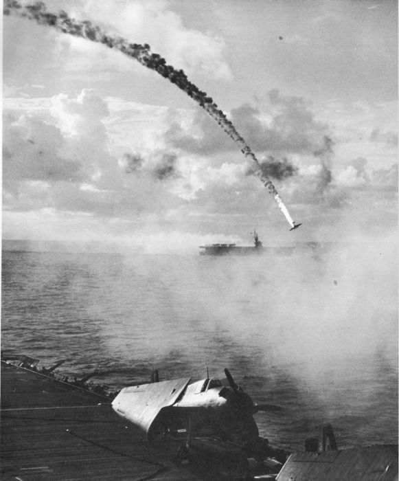 1944. Japán repülőgép zuhan az óceánba Saipan-nál..jpg