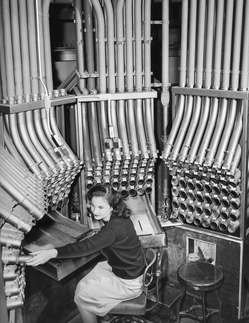 1947. Csőposta kezelő hölgy egy chicagói áruházban. A különböző osztályok pénztáraiból küldték a központi trezorba a bevételt..jpg