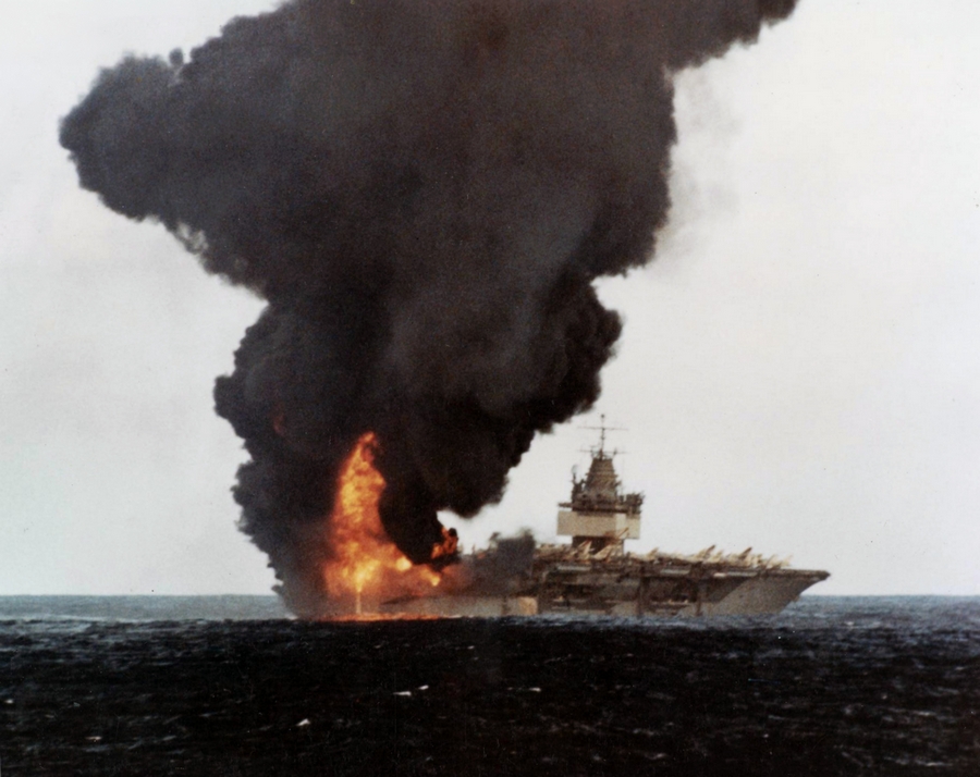 1969. Az USS Enterprise egy baleset után lángol. A felszállófedélzeten egy rakéta az F-14-esbe rakodás közben felrobbant. 27-en meghaltak, 314-en megsebesültek. A hajót megjavították, 2012-ig szolgált..jpg