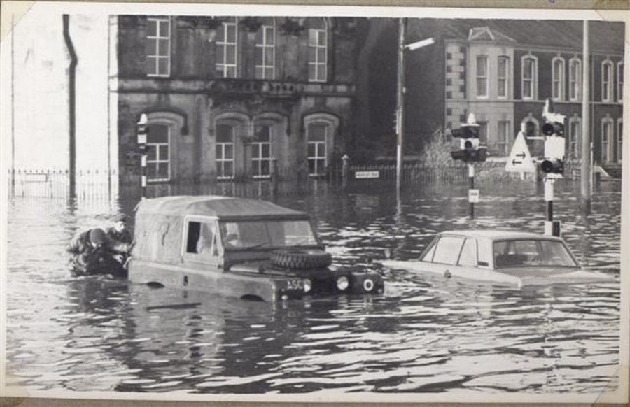 1969. Brit katonák tolják dzsipjüket a nagy árvízben Omaghban, Észak-Írországban..jpg