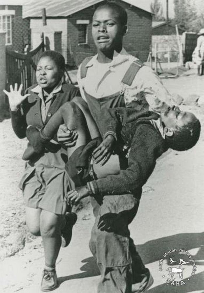 1976. A 13 éves Hector Pieterson-t ok nélkül lőtte le az apartheid rendszer rendőrsége Dél-Afrikában. Nővére és barátja rohannak vele segítségért..jpg