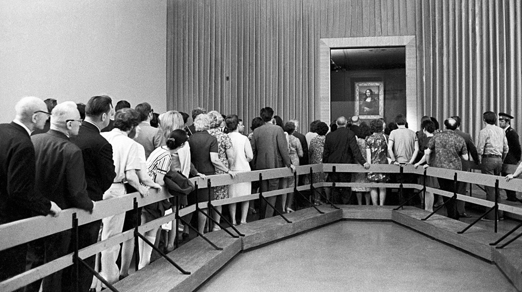 1974_puskin_allami_szepmuveszeti_muzeum_latogatoi_nezik_leonardo_da_vinci_mona_lisa_cimu_festmenyet_moszkva.jpeg