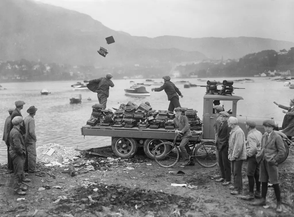 1930-as_evek_throwing_old_typewriters_into_the_sea_as_trash_bergen_norway.png