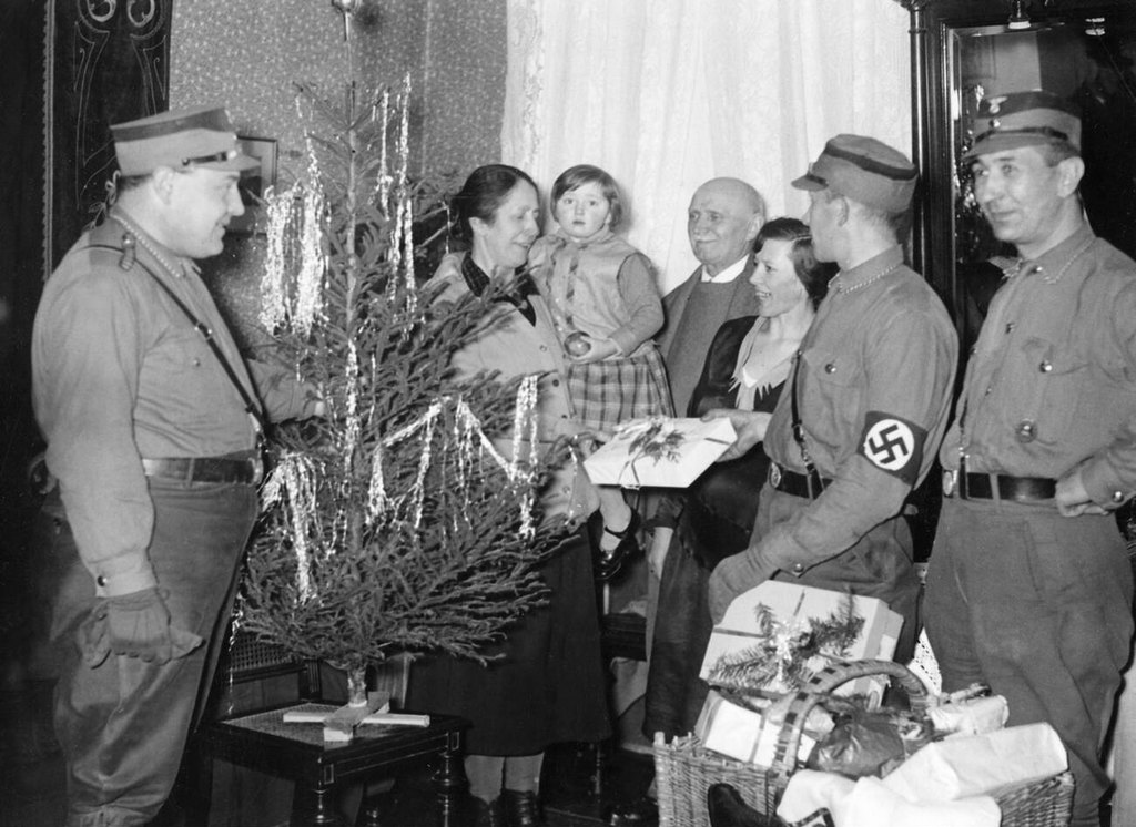 1933_the_sa_men_give_a_christmas_tree_and_food_donations.jpg