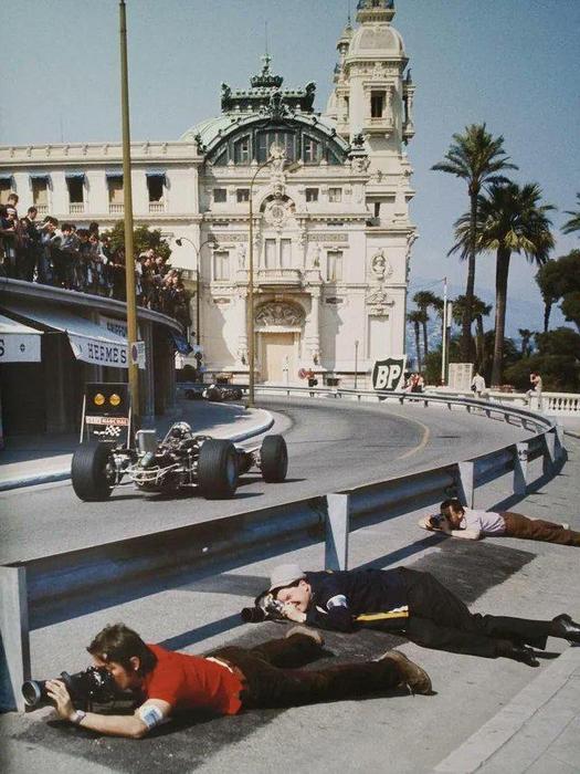 1968_photographers_in_front_of_the_herm_s_store_in_monaco_during_the_grand_prix.jpeg