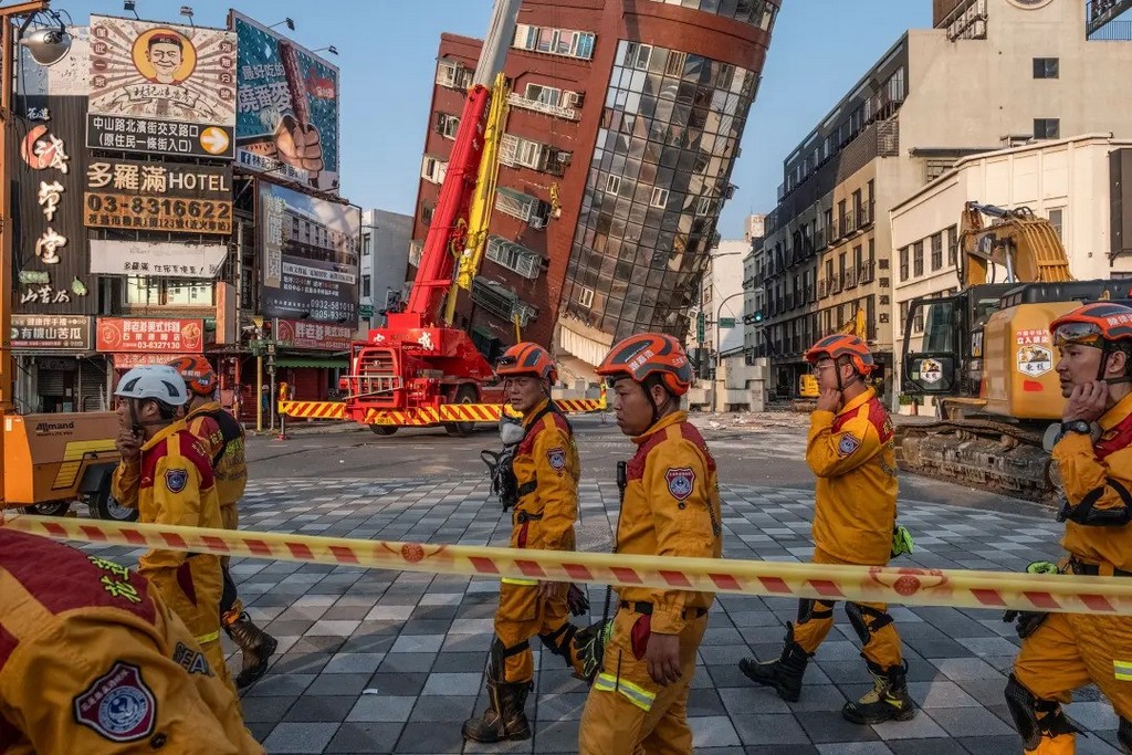 2024_04_03_a_search-and-rescue_team_prepares_to_enter_a_building_following_a_magnitude_7_4_earthquake_in_hualien_taiwan_killed_17_and_injured_more_than_900_lam_yik_fei_the_new_york_times.jpg