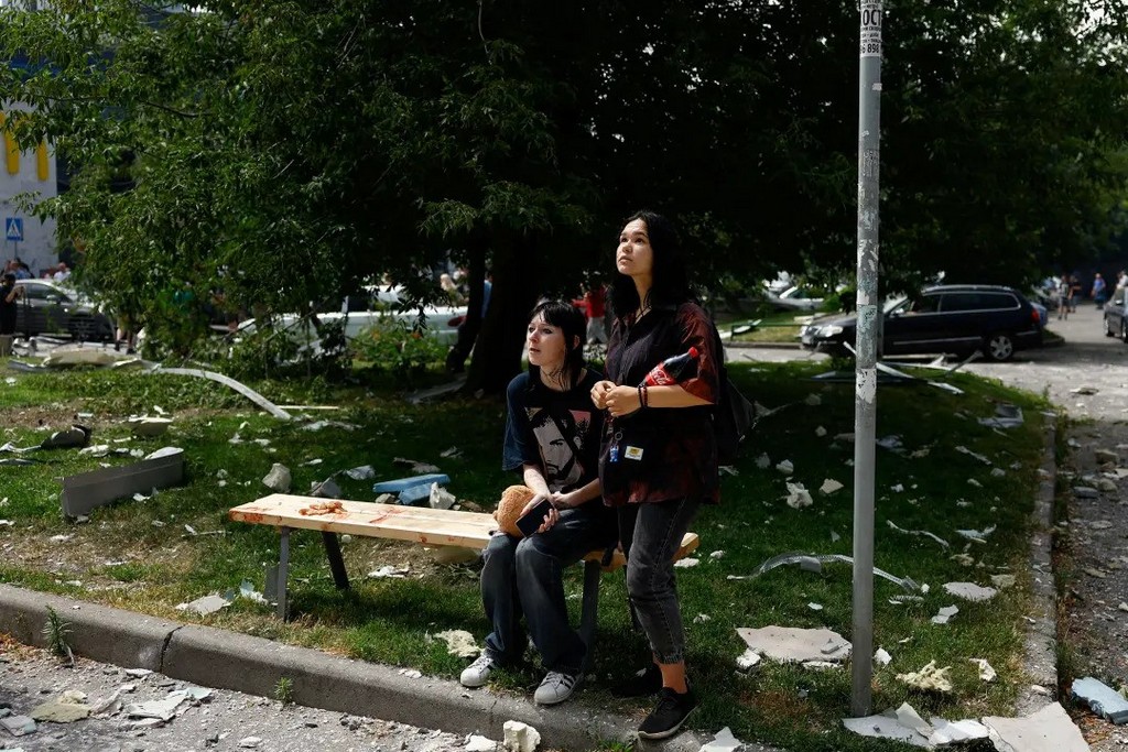 2024_07_08_women_near_a_building_damaged_during_russian_missile_strikes_in_kyiv_valentyn_ogirenko-reuters.jpg