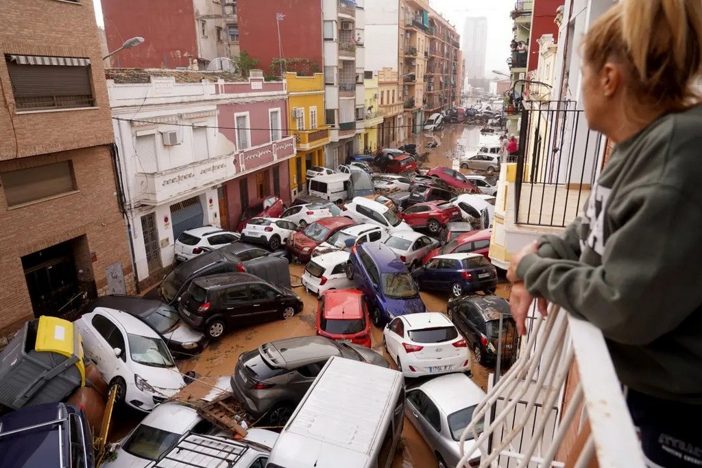 2024_10_30_vehicles_trapped_in_the_street_by_flooding_in_valencia_spain_alberto_saiz-ap.jpg