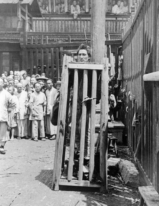 1930-as_evek_kinaban_hasznalt_kivegzoketrec_amiben_magara_hagytak_az_eliteltet_etlen_szomjan_meghalni.jpeg
