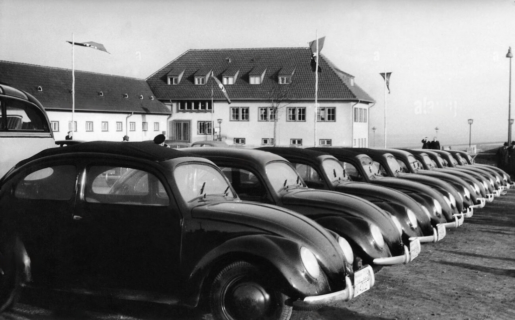 1939_vw_beetle_park_in_front_of_the_rest_stop_magdeburg_boerde.jpeg