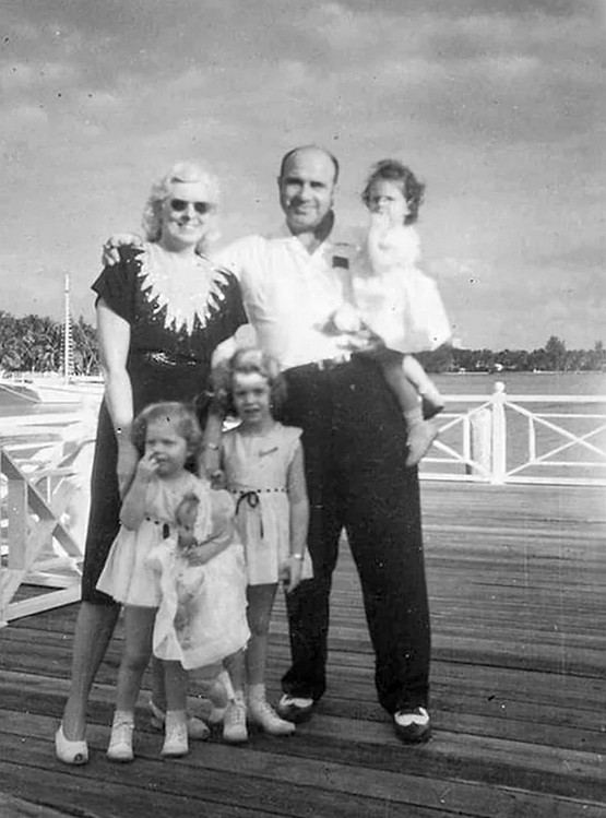 1946_al_capone_with_his_wife_mae_and_grandchildren_at_their_miami_home.jpg