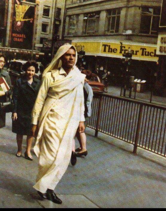 1965_23-year_old_muammar_gaddafi_walking_through_london_in_beduin_clothing.jpeg