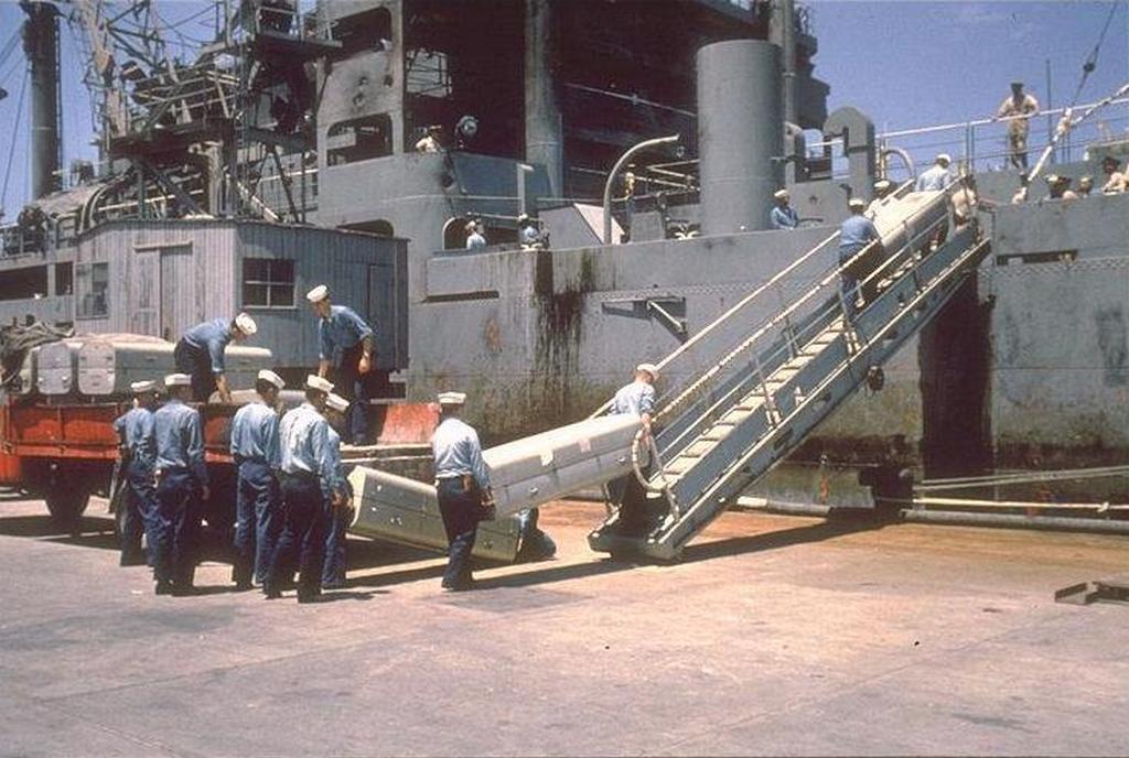 1967_bodies_of_sailors_being_unloaded_following_an_attack_on_the_uss_liberty.jpeg