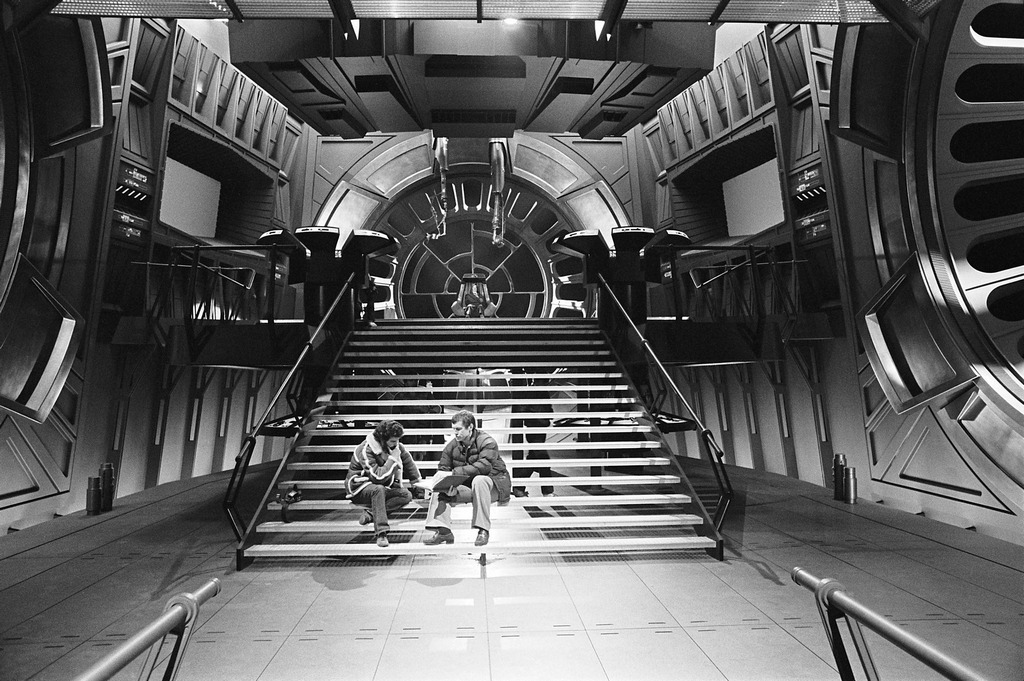 1982_a_jedi_visszater_cimu_film_studiodiszleteben_a_forgatokonyviro_george_lucas_es_a_rendezo_richard_marquand.jpg