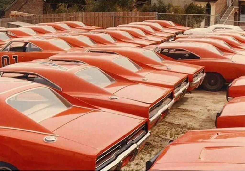 1982_korul_nehany_tucat_1969-es_dodge_charger_a_hazard_megye_lordjai_cimu_sorozathoz_felhasznalt_autok_kozul_a_7_even_keresztul_keszult_epizodokhoz_kb_300_peldanyt.jpg