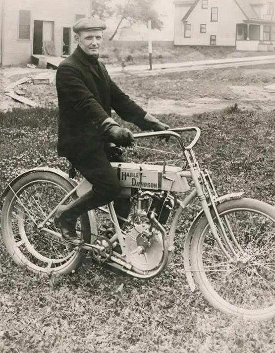 1907_walter_davidson_posing_on_his_motorcycle.jpeg