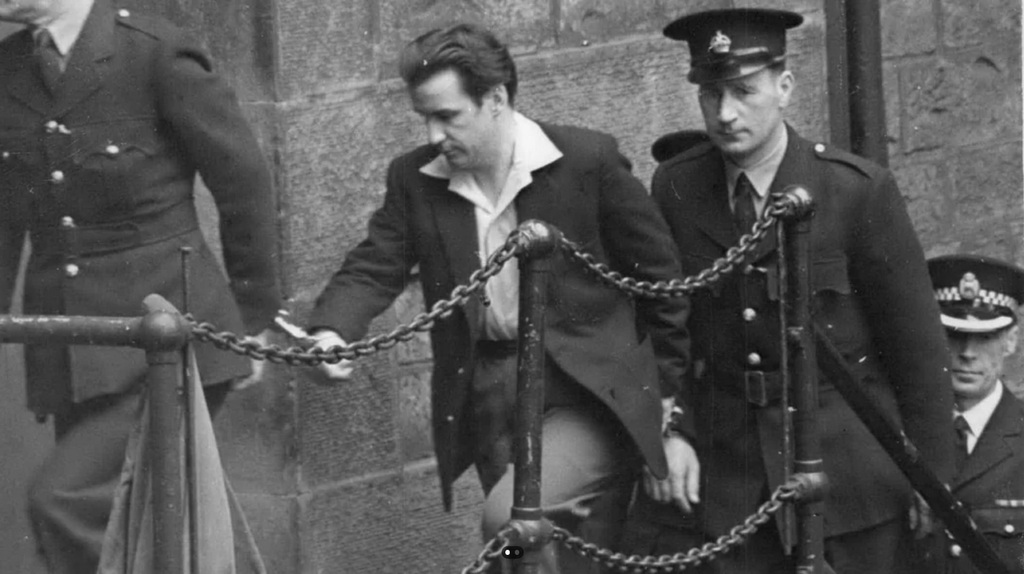 1958_a_skot_sorozatgyilkos_peter_manuel_letartoztatasa_glasgowban_mintegy_15_gyilkossagot_sikerult_rabizonyitani_juliusban_felakasztottak.jpg