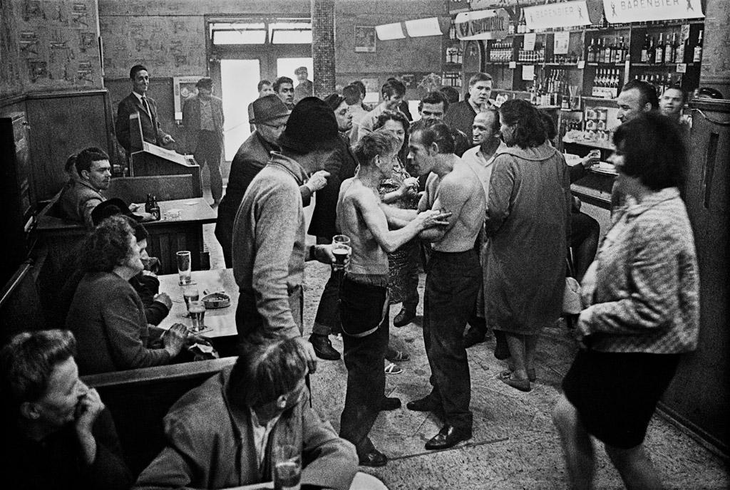 1968_korul_cafe_lehmitz_kocsmai_elet_hamburg_hirhedt_reeperbahn_negyedeben.jpeg