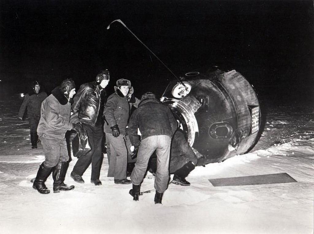 1976_a_befagyott_tengizi_tavon_landolt_szojuz_23_urhajo_kabinja_benne_rozsgyesztvenszkij_es_zudov_urhajosokkal.jpeg