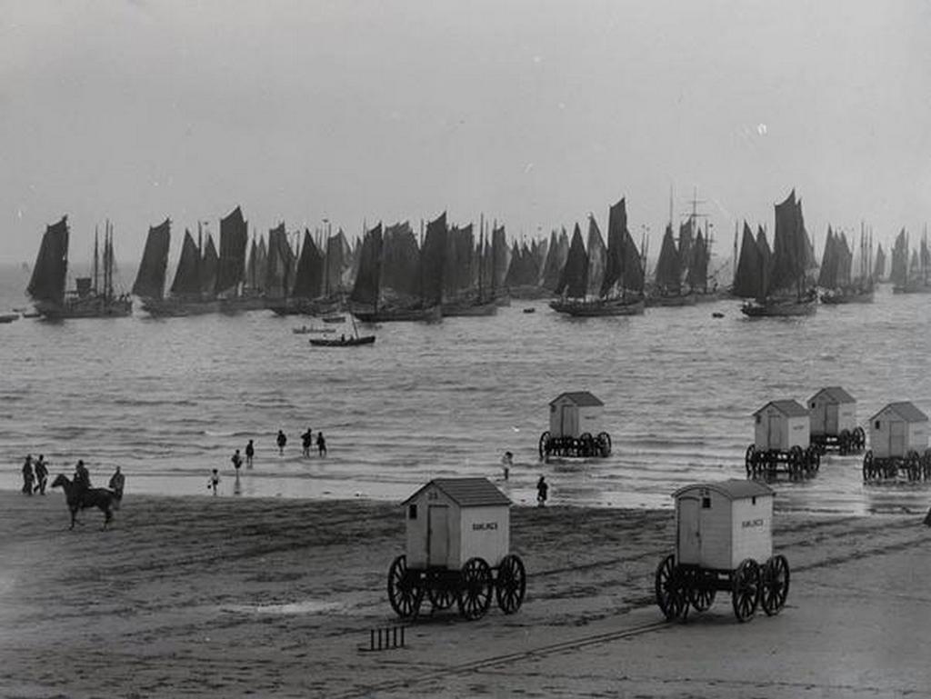 1897_halaszflotta_scarboroughban_yorkshire_anglia_az_eloterben_fudokocsik_latszanak_ebben_vittek_be_a_tehetosebb_vendegeket_foleg_holgyeket_furdemi.jpeg