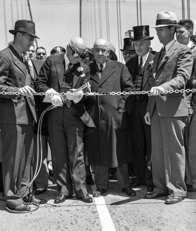 1937_angelo_rossi_polgarmester_acetilen_langgal_vagja_at_a_lancot_a_san_francisco-i_golden_gate_hid_megnyitounnepsegen.jpeg