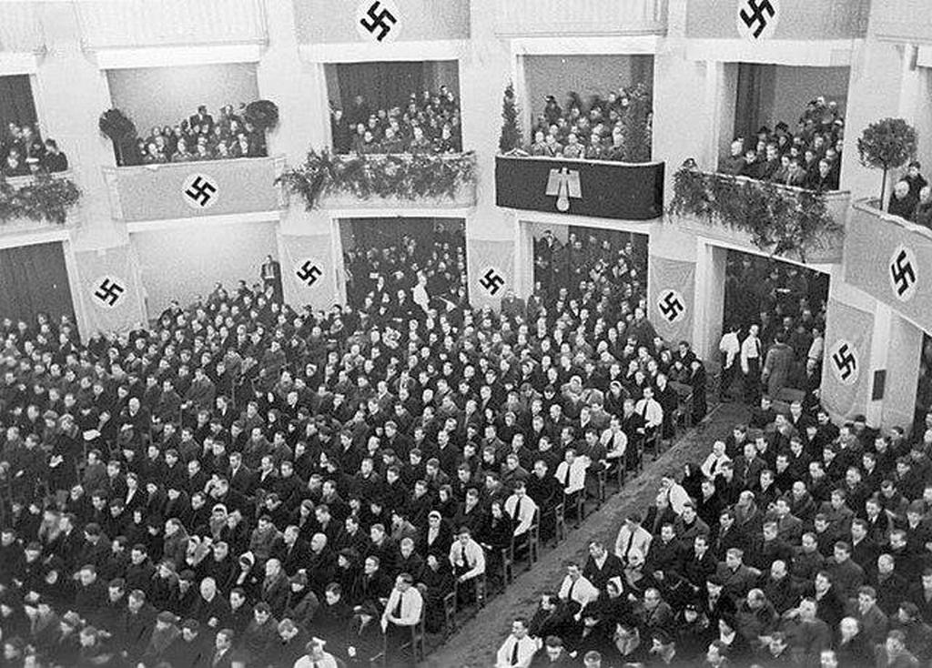 1940_lengyelorszagi_naci_erzelmu_nemet_nemzetisegiek_gyulese_varsoban.jpeg