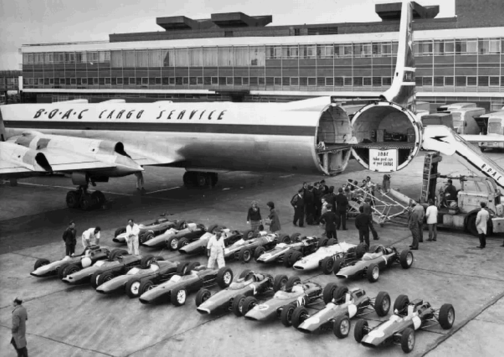 1963_brit_forma-1_versenyautok_berakodasa_egy_repulobe_a_londoni_gatwick_repteren_utban_az_amerikai_watkins_glen_grand_prix-re.png